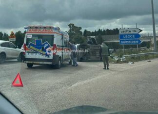 Insegnante rimane intrappolata in auto dopo incidente in tangenziale: tratta in salvo da poliziotto fuori servizio