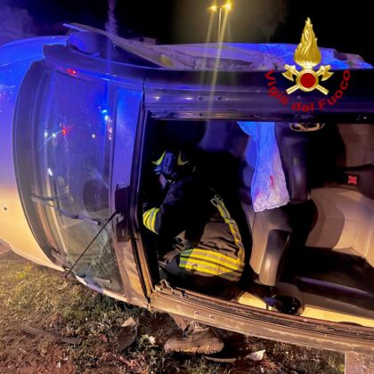 Scontro tra auto, una si ribalta: due feriti, in ospedale anche una donna incinta - Corriere Salentino