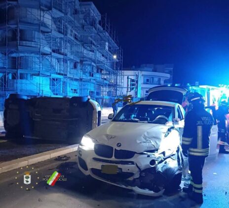 Scontro tra auto, una si ribalta: due feriti, in ospedale anche una donna incinta - Corriere Salentino