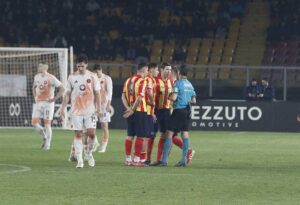 Contro la Roma arriva il quinto ko di fila, la strada verso la salvezza si fa sempre più dura - Corriere Salentino