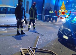 Boato nel centro abitato: esplode ordigno per strada. Danni ingenti