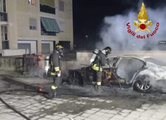 Auto in fiamme nella notte a Surbo: paura tra i residenti, danni anche ai cassonetti