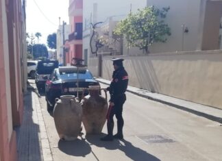 Due conviventi tentano un furto in appartamento, i carabinieri li colgono sul fatto: lui e lei ai domiciliari