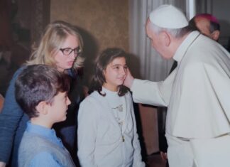 L’azione Cattolica di Copertino, una ragazza ed un ragazzo, insieme alla loro educatrice alla vigilia del Santo Natale 2013 incontrò Papa Francesco