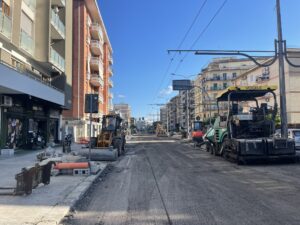 Il nuovo cantiere sbarra la strada e scoppia il caos. Opposizione all’attacco, ma i lavori dell’Enel restano sospesi - Corriere Salentino