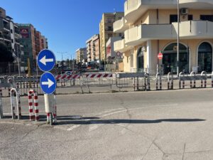 Il nuovo cantiere sbarra la strada e scoppia il caos. Opposizione all’attacco, ma i lavori dell’Enel restano sospesi - Corriere Salentino