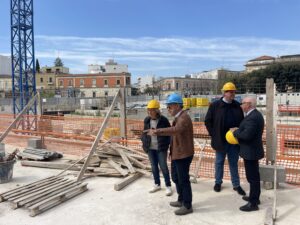 L’amministrazione in visita nell’ex Massa: “Uno spettacolo che cambierà il volto del centro, già tra un anno”. Tanti box per i commercianti - Corriere Salentino