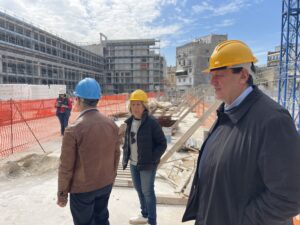 L’amministrazione in visita nell’ex Massa: “Uno spettacolo che cambierà il volto del centro, già tra un anno”. Tanti box per i commercianti - Corriere Salentino