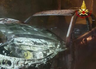 Auto in fiamme nella notte, il fuoco distrugge la Lancia di una coppia di pensionati: si indaga sulle cause