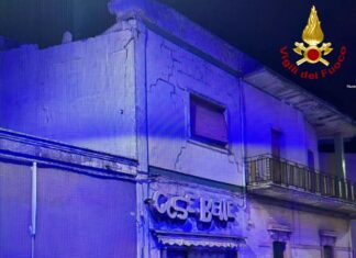 Scooter a fuoco in città, in provincia crolla un’abitazione vuota e brucia l’auto di un commerciante