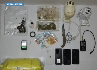 Viavai di assuntori da un’abitazione, all’interno due 17enni spacciavano droga: arrestati