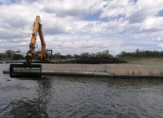 Sono partiti i lavori di dragaggio del canale di imbocco della Darsena di San Cataldo: ora è tutto pronto per assegnare i posti barca e aprire a tutti