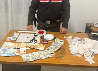 Addosso dosi di cocaina, in casa un etto e mezzo di sostanza: ai domiciliari gestore di centro scommesse