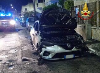 Fiamme nella notte: brucia un’auto nel centro abitato