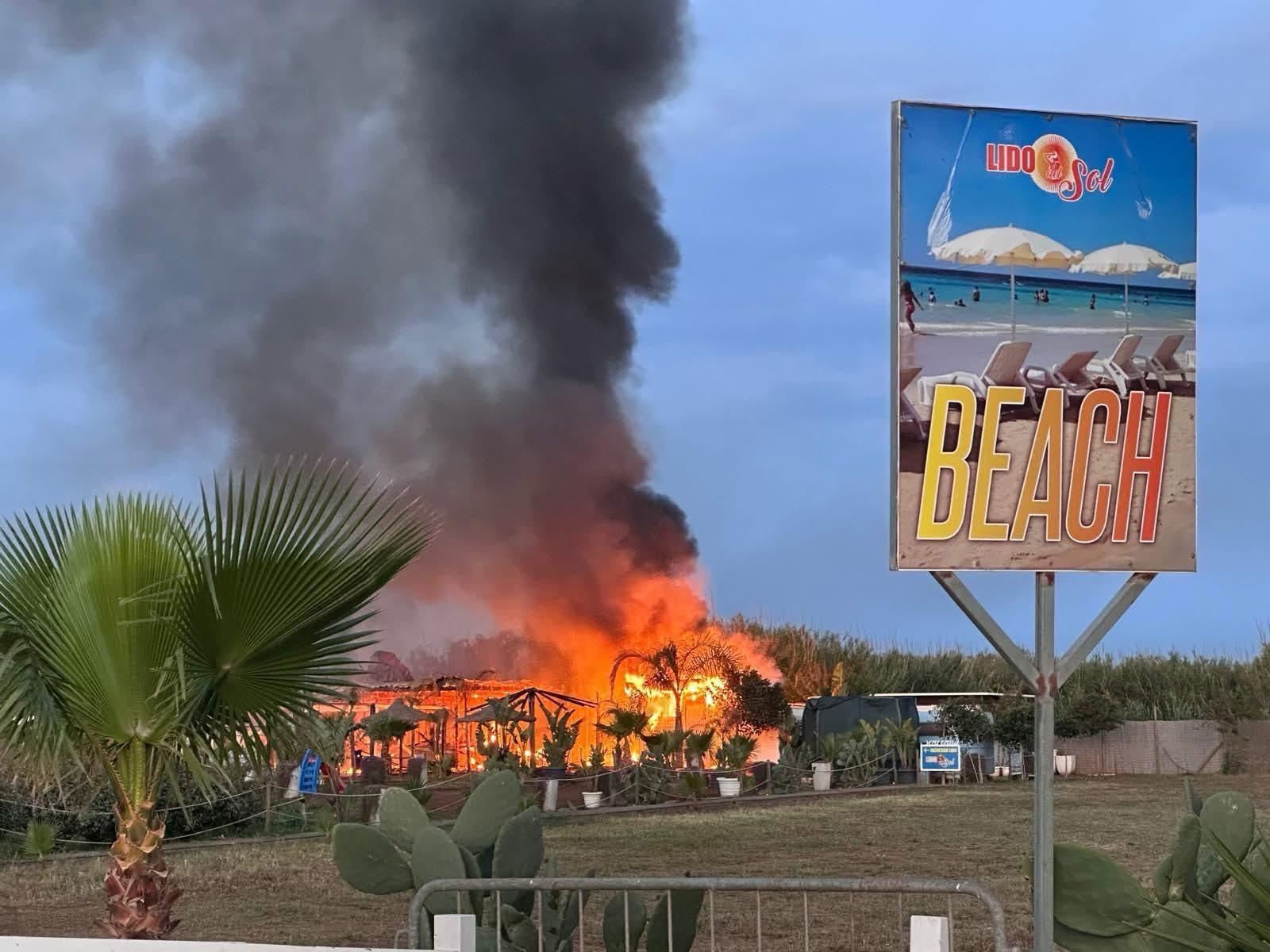 Fiamme all’alba in riva al mare, distrutto uno stabilimento balneare ...