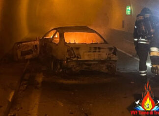 Scontro in galleria, auto prende fuoco: intossicati cinque salentini appassionati di motocross