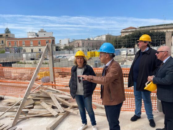 L’amministrazione in visita nell’ex Massa: “Uno spettacolo che cambierà il volto del centro, già tra un anno”. Tanti box per i commercianti - Corriere Salentino