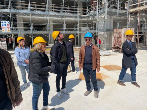 L’amministrazione in visita nell’ex Massa: “Uno spettacolo che cambierà il volto del centro, già tra un anno”. Tanti box per i commercianti - Corriere Salentino