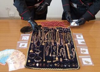 Nascondeva gli ori trafugati da una chiesa in auto. In casa, poi, soldi e droga. Arrestato un 32enne
