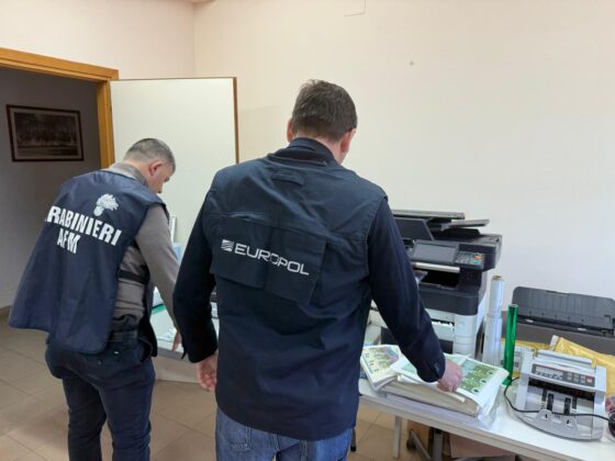 Lecce, smantellata una stamperia clandestina di banconote false: tre arresti. Decisiva l’analisi della blockchain - Corriere Salentino