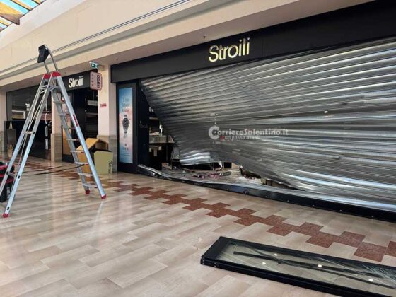 Spaccata nel centro commerciale, i ladri sfondano ingresso della gioielleria con un’auto e fuggono coi preziosi - Corriere Salentino