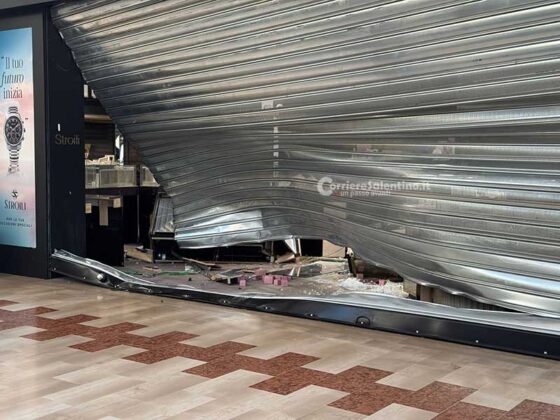 Spaccata nel centro commerciale, i ladri sfondano ingresso della gioielleria con un’auto e fuggono coi preziosi - Corriere Salentino