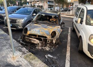 Ancora mezzi in fumo in città, distrutta dal fuoco una Mini Cooper