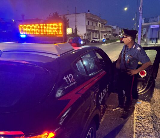 Con quasi due chili di hashish in macchina cerca di sviare il controllo consegnando qualche grammo: patteggia