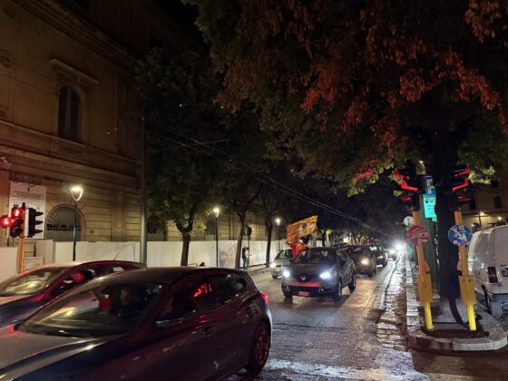 Lecce esplode di gioiA. La notte è giallorossa in piazza Mazzini. In migliaia in strada, festa davanti alla fontana: fuochi d’artificio e fumogeni - Corriere Salentino