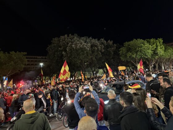 Lecce esplode di gioiA. La notte è giallorossa in piazza Mazzini. In migliaia in strada, festa davanti alla fontana: fuochi d’artificio e fumogeni - Corriere Salentino
