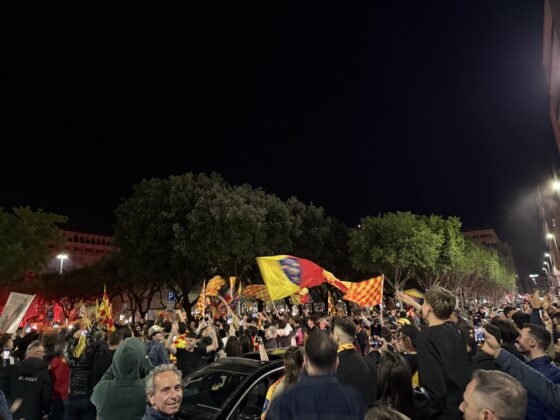 Lecce esplode di gioiA. La notte è giallorossa in piazza Mazzini. In migliaia in strada, festa davanti alla fontana: fuochi d’artificio e fumogeni - Corriere Salentino