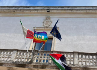 Le bandiere della pace e palestinese sventolano sul Comune di Carmiano. Il Sindaco Erroi: “L’Amministrazione sposa pienamente questa richiesta di pace nata dalla comunità”