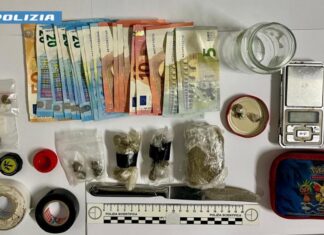 Sorpreso a fumare uno spinello con l’amico, in casa aveva un etto di droga: arrestato un 16enne