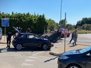 Scontro alla rotatoria: una delle due auto si ribalta. Feriti trasportati in ospedale - Corriere Salentino