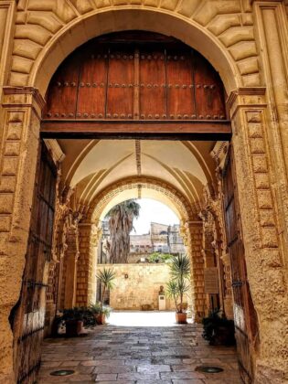 A proposito di Palazzo Adorno - Corriere Salentino