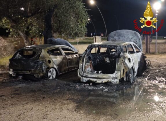 Notte rovente in tutta la provincia: a fuoco sei auto. Rogo anche in un autosalone - Corriere Salentino
