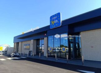 Un foro nel muro e via coi soldi del discount, banda del buco in azione ad Ugento