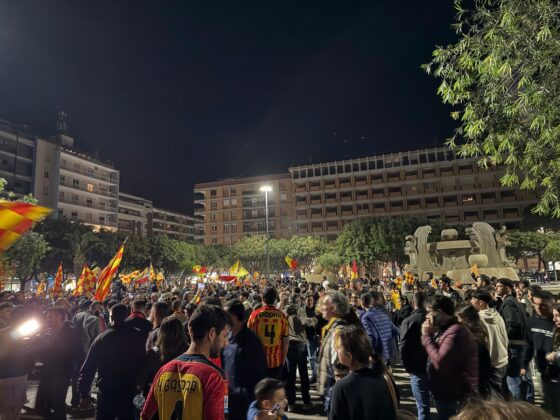 Lecce esplode di gioiA. La notte è giallorossa in piazza Mazzini. In migliaia in strada, festa davanti alla fontana: fuochi d’artificio e fumogeni - Corriere Salentino