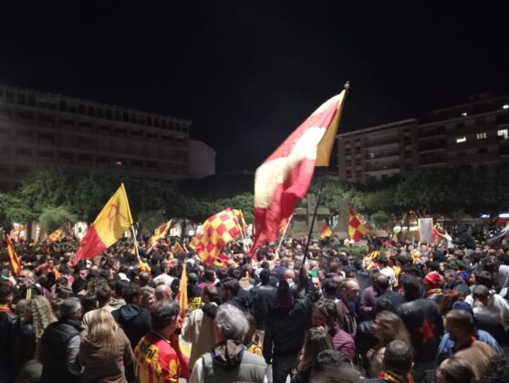 Lecce esplode di gioiA. La notte è giallorossa in piazza Mazzini. In migliaia in strada, festa davanti alla fontana: fuochi d’artificio e fumogeni - Corriere Salentino