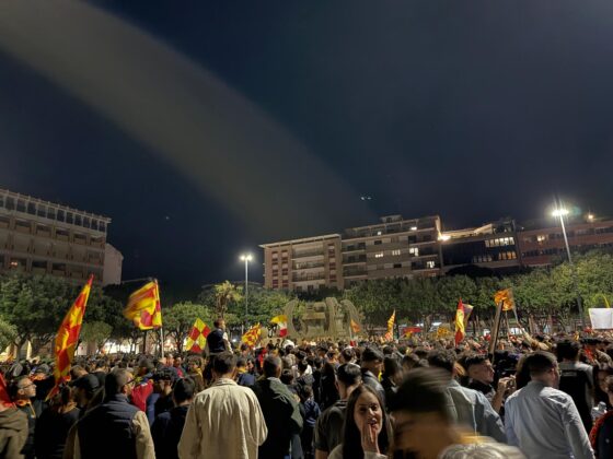 Lecce esplode di gioiA. La notte è giallorossa in piazza Mazzini. In migliaia in strada, festa davanti alla fontana: fuochi d’artificio e fumogeni - Corriere Salentino