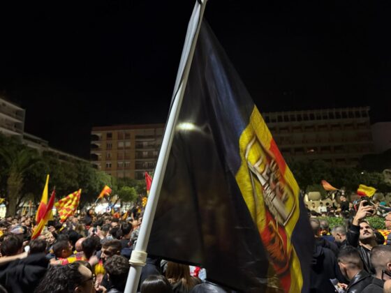 Lecce esplode di gioiA. La notte è giallorossa in piazza Mazzini. In migliaia in strada, festa davanti alla fontana: fuochi d’artificio e fumogeni - Corriere Salentino