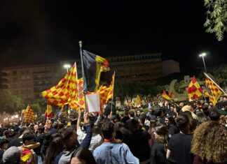 Lecce esplode di gioiA. La notte è giallorossa in piazza Mazzini. In migliaia in strada, festa davanti alla fontana: fuochi d’artificio e fumogeni