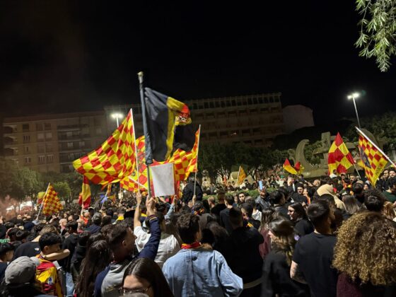 Lecce esplode di gioiA. La notte è giallorossa in piazza Mazzini. In migliaia in strada, festa davanti alla fontana: fuochi d’artificio e fumogeni - Corriere Salentino