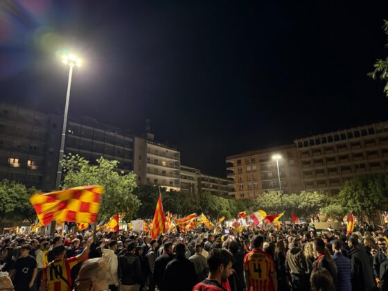 Lecce esplode di gioiA. La notte è giallorossa in piazza Mazzini. In migliaia in strada, festa davanti alla fontana: fuochi d’artificio e fumogeni - Corriere Salentino