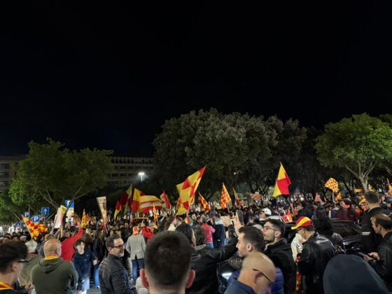 Lecce esplode di gioiA. La notte è giallorossa in piazza Mazzini. In migliaia in strada, festa davanti alla fontana: fuochi d’artificio e fumogeni - Corriere Salentino