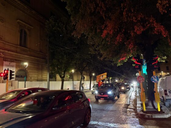 Lecce esplode di gioiA. La notte è giallorossa in piazza Mazzini. In migliaia in strada, festa davanti alla fontana: fuochi d’artificio e fumogeni - Corriere Salentino