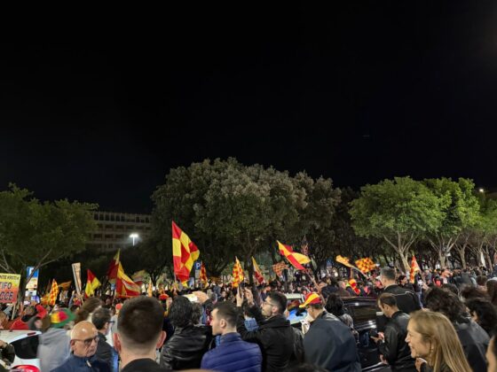 Lecce esplode di gioiA. La notte è giallorossa in piazza Mazzini. In migliaia in strada, festa davanti alla fontana: fuochi d’artificio e fumogeni - Corriere Salentino