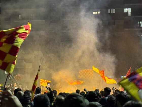 Lecce esplode di gioiA. La notte è giallorossa in piazza Mazzini. In migliaia in strada, festa davanti alla fontana: fuochi d’artificio e fumogeni - Corriere Salentino