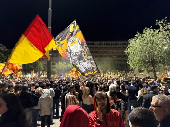 Lecce esplode di gioiA. La notte è giallorossa in piazza Mazzini. In migliaia in strada, festa davanti alla fontana: fuochi d’artificio e fumogeni - Corriere Salentino