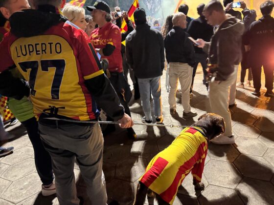 Lecce esplode di gioiA. La notte è giallorossa in piazza Mazzini. In migliaia in strada, festa davanti alla fontana: fuochi d’artificio e fumogeni - Corriere Salentino